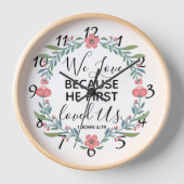 私たちは彼が私たちを最初に愛したから愛している 壁時計 (正面)