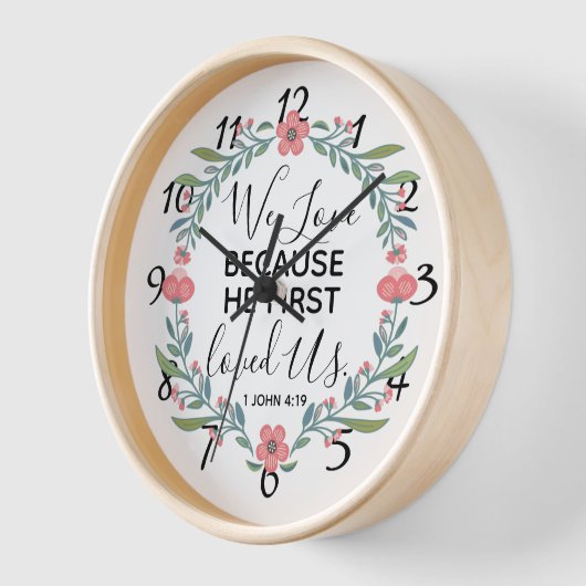 私たちは彼が私たちを最初に愛したから愛している 壁時計 (傾斜)