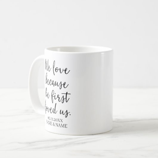 私たちは彼が私たちを最初に愛したから結婚愛する コーヒーマグカップ (正面左)