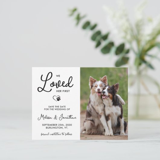 私たちは彼女の最初のカスタム写真ペットドッグを愛し結婚た 案内ポストカード (スタンド正面)