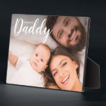 私たちは愛あなたパパカスタムパパの写真ギフト フォトプラーク<br><div class="desc">「We Love You Daddy」パパの愛と感謝の気持ちを表すパパの写真カスタムギフト卓上イーゼルプラーク。この心と額パーソナライズされたは表現、お父様の日、彼の誕生日、またはあなたが彼に彼にどれほど意味を思い出させたいどんな日のためのあなたの感謝と愛情のための美しい方法である。プラークは時代を超越したクラシックデザインを備えており、愛するメッセージ「We Love You Daddy」が目立って表示されている。カスタマイズ可能な機能は、特別な思い出を保持する大切な写真を追加し、あなたのパパのための貴重な記念品にプラークを変換する。写真カスタマイズのプラッユニーククがパパに対してお気に入りの意味のある贈り物を作る。このパーソナル化は個人的で親密なtouchを追加し、彼の机、棚、またはテーブル上のプラークは大切で誇らしげに表示されたアイテムを作る。特別な機会であれ愛の日であれ表現、お礼を示す心からの方法として、パパのためのフォトギフトTabletopイーゼルプラークカスタムは、「We Love You Daddy」の写真を贈る。それは家族として共有する強い絆を象徴し、彼が素晴らしいパパのために持っている愛と賞賛の永続的な思い出となる。</div>