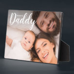 私たちは愛あなたパパカスタムパパの写真ギフト フォトプラーク<br><div class="desc">「We Love You Daddy」パパの愛と感謝の気持ちを表すパパの写真カスタムギフト卓上イーゼルプラーク。この心と額パーソナライズされたは表現、お父様の日、彼の誕生日、またはあなたが彼に彼にどれほど意味を思い出させたいどんな日のためのあなたの感謝と愛情のための美しい方法である。プラークは時代を超越したクラシックデザインを備えており、愛するメッセージ「We Love You Daddy」が目立って表示されている。カスタマイズ可能な機能は、特別な思い出を保持する大切な写真を追加し、あなたのパパのための貴重な記念品にプラークを変換する。写真カスタマイズのプラッユニーククがパパに対してお気に入りの意味のある贈り物を作る。このパーソナル化は個人的で親密なtouchを追加し、彼の机、棚、またはテーブル上のプラークは大切で誇らしげに表示されたアイテムを作る。特別な機会であれ愛の日であれ表現、お礼を示す心からの方法として、パパのためのフォトギフトTabletopイーゼルプラークカスタムは、「We Love You Daddy」の写真を贈る。それは家族として共有する強い絆を象徴し、彼が素晴らしいパパのために持っている愛と賞賛の永続的な思い出となる。</div>