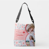 私たちは愛おばあちゃんピンクフローラバレンタインデーの写真 クロスボディバッグ (正面)