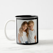 私たちは愛するパパ、2つの写真カスタム文字、ブラックC00 ツートーンマグカップ (左)