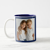 私たちは愛するパパ、2つの写真カスタム文字、海軍C41 ツートーンマグカップ (左)