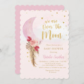 私たちは月のピンクの女の子の赤ちゃんシャワーの上にいる 招待状 (正面/裏面)