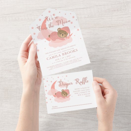 私たちは月の上で眠っているクマの女の子の赤ちゃんシャワー オールインワン招待状 (貼ってはがせる)