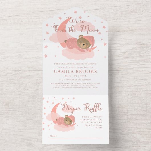 私たちは月の上で眠っているクマの女の子の赤ちゃんシャワー オールインワン招待状 (内側)