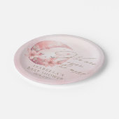 私たちは月の女の子の赤ちゃんシャワーの上にいる ペーパープレート (アングル)