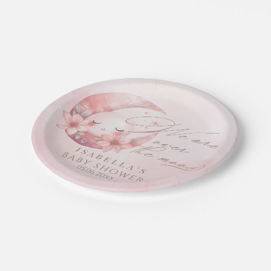 私たちは月の女の子の赤ちゃんシャワーの上にいる ペーパープレート (アングル)