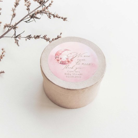 私たちは月の女の子の赤ちゃんシャワーの上にいる ラウンドシール