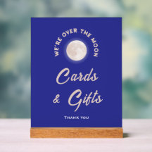 私たちは月の赤ちゃんシャワーカードとギフトのサインを越えている