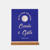 私たちは月の赤ちゃんシャワーカードとギフトのサインを越えている アクリルサイン (正面)