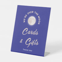 私たちは月の赤ちゃんシャワーカードとギフトのサインを越えている