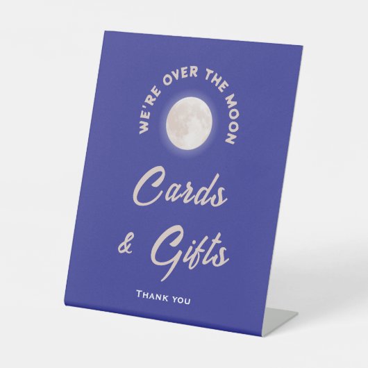 私たちは月の赤ちゃんシャワーカードとギフトのサインを越えている 台座サイン (正面)