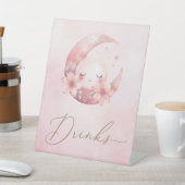 私たちは月女の子の赤ちゃんシャワーの飲み物の上にいる 台座サイン (インサイチュ)