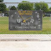 私たちは未だに建築旗の下で開いている 横断幕 (インサイチュ)