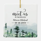 私たちは森の屋外の結婚式でデートを保存 セラミックオーナメント (裏面)