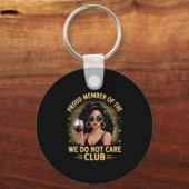 「私たちは気にしないクラブ」の誇り高いメンバー 面白い名言 キーホルダー (正面)