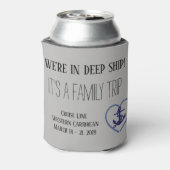 私たちは深い船家族旅行のカスタム 缶クーラー (缶裏面)