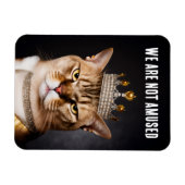 私たちは王室の不機嫌な猫が冠をかぶっている マグネット (横)