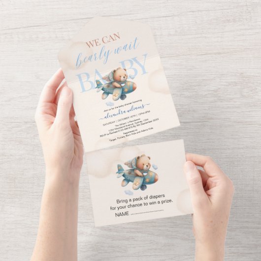 私たちは男の子の赤ちゃんシャワーを待つことができる オールインワン招待状 (貼ってはがせる)