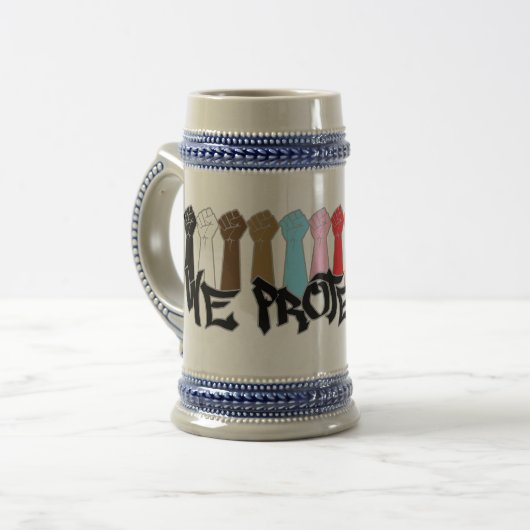 私たちは私たちを守る ビールジョッキ (正面左)