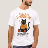 私たちは科学者だ、夜は若い猫が煙草を吸っている Tシャツ (正面)