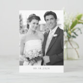 私たちは秘密結婚 現代のミニマルなモノクロ写真 案内状 (スタンド正面)