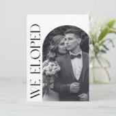 私たちは秘密結婚 現代的でミニマルなモノクロ写真 案内状 (スタンド正面)