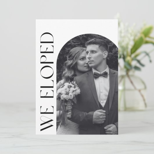 私たちは秘密結婚 現代的でミニマルなモノクロ写真 案内状 (スタンド正面)