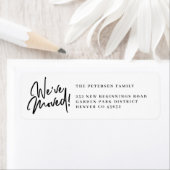 私たちは移動したシンプル白黒差出人住所のラベル ラベル (インサイチュ)