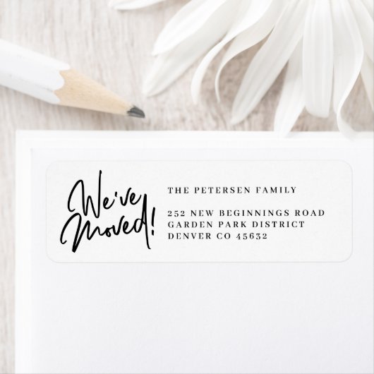 私たちは移動したシンプル白黒差出人住所のラベル ラベル (インサイチュ)