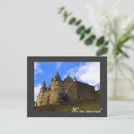 私たちは移動した – 完全にカスタマイズ！ 案内ポストカード (スタンド正面)