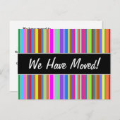 "私たちは移動した！" +様々な色のストライプ 案内ポストカード (正面/裏面)