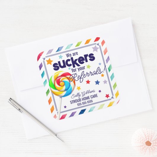 私たちは紹介のための吸い物である – おもしろい棒つきキャンデー スクエアシール (封筒)