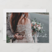 私たちは結び目かわいいスクリプト結婚の写真カード 案内状 (正面)