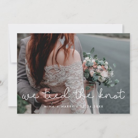私たちは結び目かわいいスクリプト結婚の写真カード 案内状 (正面)
