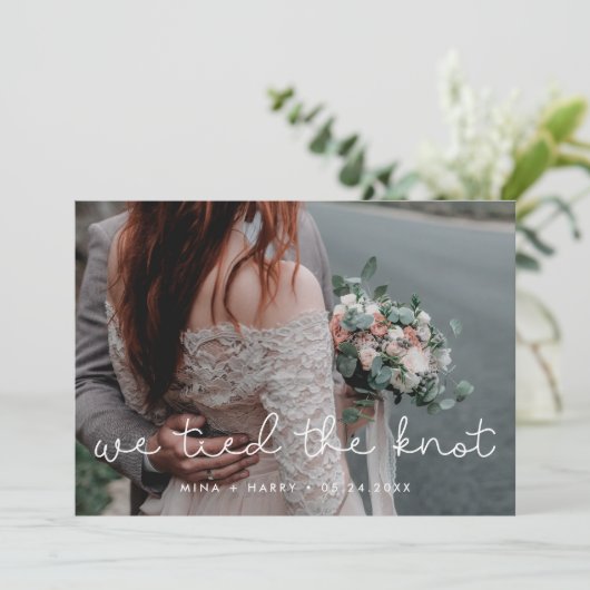 私たちは結び目かわいいスクリプト結婚の写真カード 案内状 (スタンド正面)