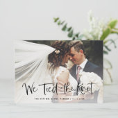 私たちは結婚しました | カジュアルな筆記体写真エロープメント 案内状 (スタンド正面)