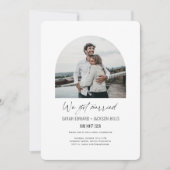 私たちは結婚しました シンプル アーチ フォト エロープメント インビテーション (正面)