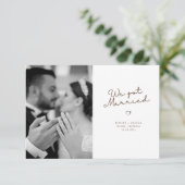 私たちは結婚しました ダークグレー ブラウン スクリプト 案内状 (スタンド正面)