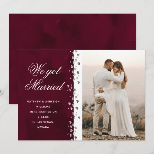 私たちは結婚しました ワインレッドとシルバーのハートの写真 招待状 (正面/裏面)