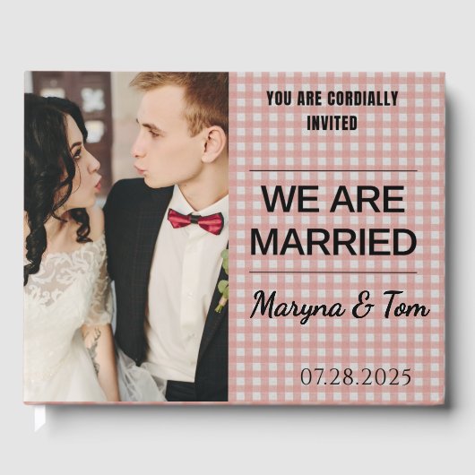 私たちは結婚しました - 白とピンクのチェック柄オリジナルデザイン ゲストブック (正面)