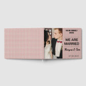 私たちは結婚しました - 白とピンクのチェック柄オリジナルデザイン ゲストブック (全面)