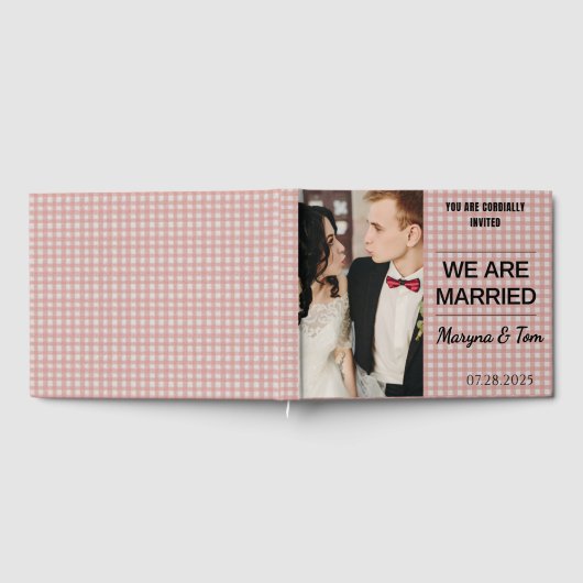 私たちは結婚しました - 白とピンクのチェック柄オリジナルデザイン ゲストブック (全面)