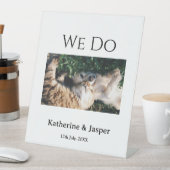 私たちは結婚婚約ペット名の写真の日付を行う 台座サイン (インサイチュ)