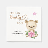 私たちは赤ちゃん女の子の赤ちゃんシャワーを待つことができる スタンダードカクテルナプキン (正面)