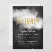 私たちは雲の上の夢の世界にいる ゴールド ドリーミー ベビーシャワー 招待状 (正面)