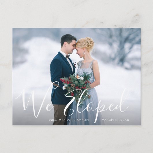 私たちは駆け落ちしました | 白い文字の結婚発表 ポストカード (正面)